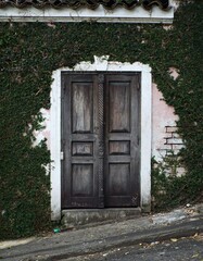 Puerta de madera desgastada por el tiempo, ubicada en el Barrio San Antonio - Cali - Colombia