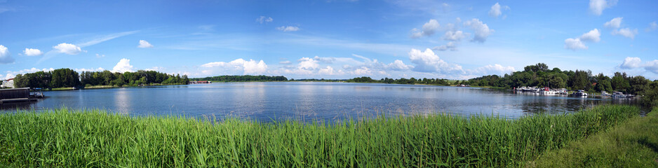 Panoramabild vom See in Malchow in Mecklenburg-Vorpommern 