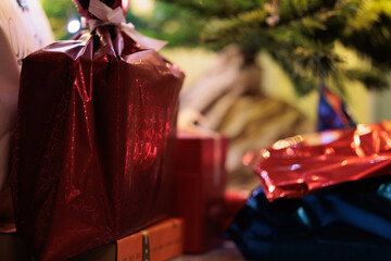pacchi regalo sotto l'albero di natale