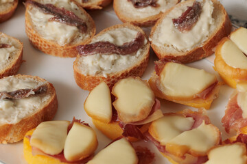 tartine fatte in casa, su un piatto, con una base di pane fresco tagliato a fette, coperte con...
