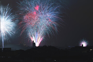primo piano su tanti e colorati fuochi d'artificio, che esplodono nell'aria, di sera, nella...