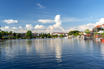 Sommer in Mecklenburg - Blick über den See auf das sonnige Malchow