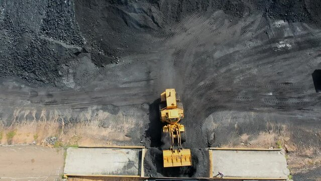 tractores trabajan en una mina de carbon