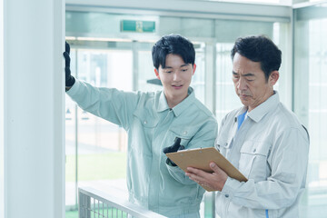 柱の点検をする作業員