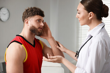 Fototapeta premium Sports injury. Doctor consulting patient in hospital