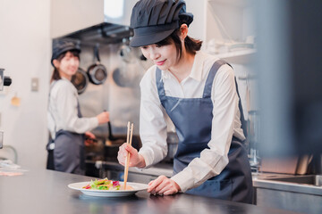 レストランのキッチンで働く2人の女性スタッフ