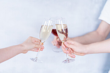 ワイングラスで乾杯をする若い男女