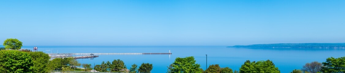 Obraz premium Serene Petoskey Michigan Lakeside Panorama with Copy-Space