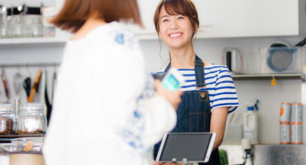 接客するカフェオーナー