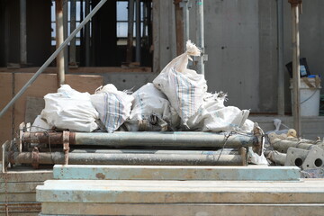 建築現場のガラ袋に入った廃棄物