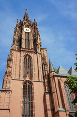 Fototapeta premium フランクフルト市内にそびえる中世ヨーロッパ時代の歴史的な建物