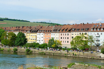 川沿いに並ぶ昔ながらの建物と休日を愉しむ人々