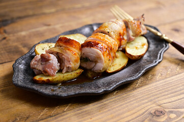 表面をパリパリに焼いたハーブチキン