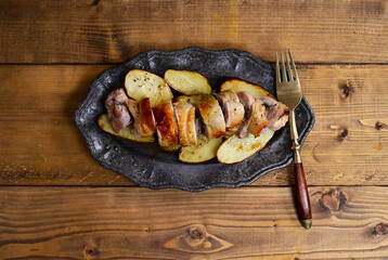 表面をパリパリに焼いたハーブチキン