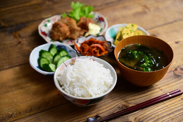 一汁三菜 唐揚げ、ニンジンきんぴら、玉子焼き