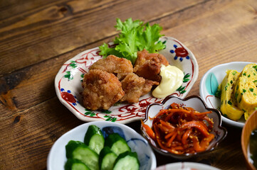 一汁三菜 唐揚げ、ニンジンきんぴら、玉子焼き