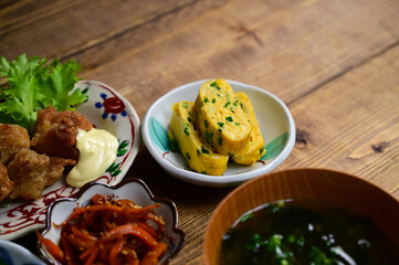 一汁三菜 唐揚げ、ニンジンきんぴら、玉子焼き