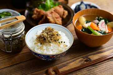 一汁二菜 鶏のから揚げと胡瓜の和え物に実山椒ちりめん