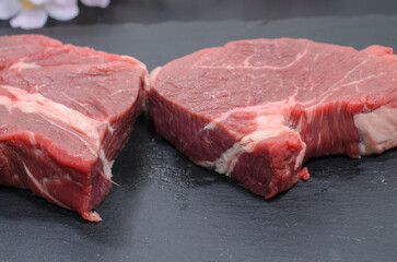 調理前の牛肉ロース