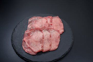 焼く前の塩焼き用牛タン