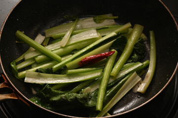 調理中の青菜炒め