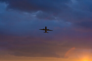 Una bella tarde, un cielo muy colorido, una avión alzando vuelo
