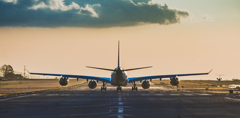 Un avión listo para despegar, vuelo comercial  composición simétrica, en un bello atardecer