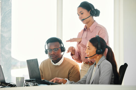 Call center, team training and people on computer for technical support, system management and online advice. Business mentor, consultant and manager talking, support and helping on laptop in office