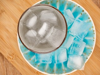 컵에 담긴 얼음과 물