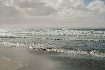 Fototapeta premium Majestic Waves Crashing on Pristine Beach
