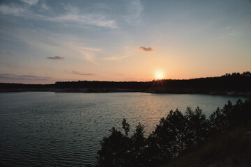 See am Abend mit Sonnen und Dramatischen Himmel - Sunset - Landscape - Beautiful - Sunrise over Sea - Colorful - Reed - Clouds - Sky - Sundown - Sun - Silhouette - High quality photo