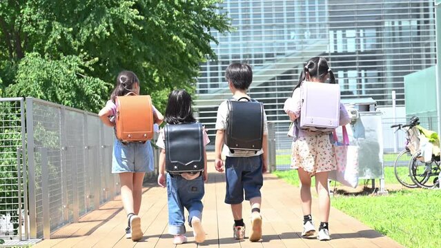 登校、下校する小学生ランドセルの後ろ姿複数の顔無しの動画