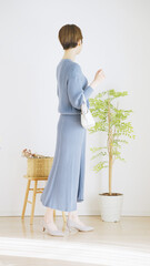女性冬服のファッションコーディネート全身（縦向き）