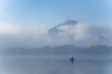 富士山と霧の湖　精進湖