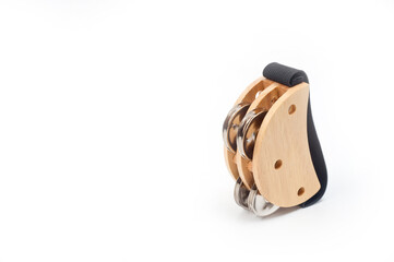 Compact tambourine with a wooden body and metal plates. Worn on the musician's leg or arm.