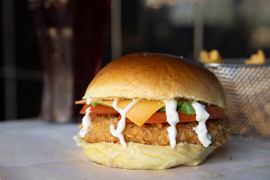 hamburguesa con queso en burger moderno