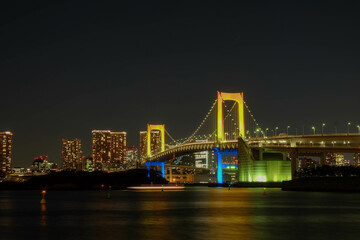 Fototapeta premium Rainbow bridge at twilight in Tokyo, Japan
