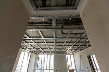 Obraz premium The metal frame of the ceiling, sound insulation, in the process of repairing an apartment