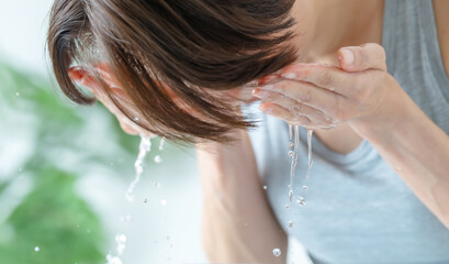 顔を洗う女性・水
