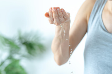 水を汲む女性の手