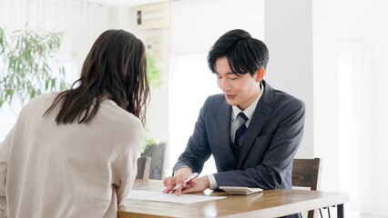 Obraz premium 不動産の営業をするビジネスマン