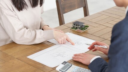 不動産の営業を受ける女性の手元