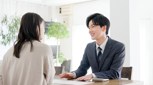 不動産の営業をするビジネスマン