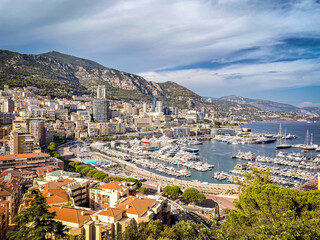 Naklejka premium Monaco: Stadtansichten mit Hafen und Bergen im Hintergrund