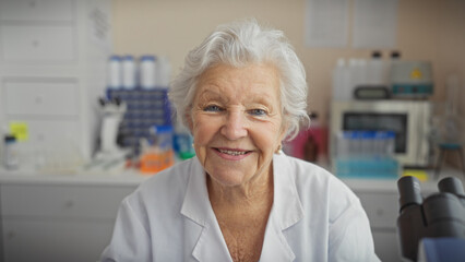 Obraz premium A senior woman scientist smiles warmly in a laboratory setting, indicating professionalism and expertise.