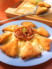 samosa, samosa auf hellem Teller, Teigtaschen, indisch, Ghana, Westafrika, 