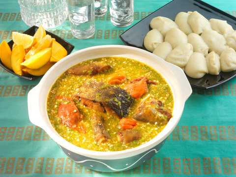 Sauce Gombo, Sauce Gombo gedeckter Tisch mit tuerkiesem Tischtuch, Ghana, westafrika, afrikanisches essen, Fufu, 