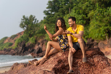 Obraz premium couple at the beach