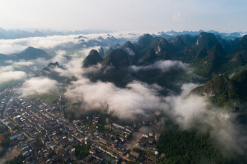 Fototapeta premium Xingping Town under the early morning mist