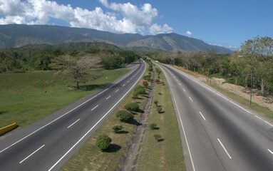 Las vias de comunicacion muy importantes para el desarrollo de un Pais.